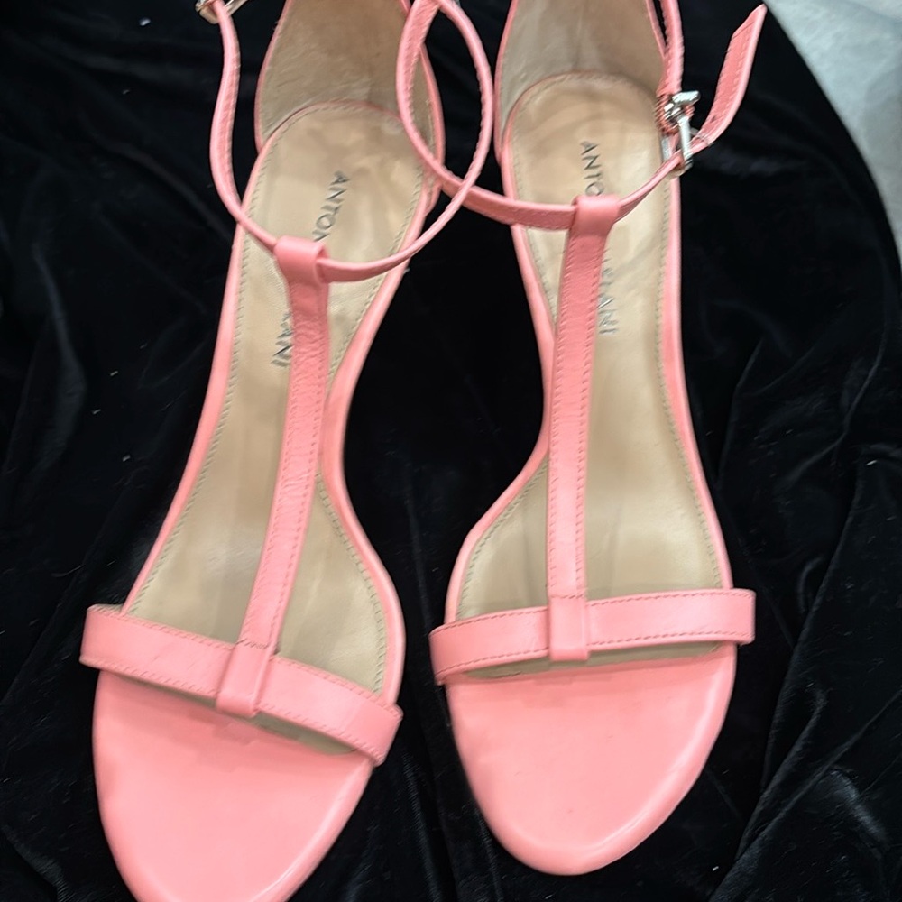NWOT Antonio Melani hot pink 3 inch heels